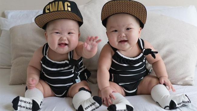 Мать годовалых близнецов превратила их будни в фотоисторию для Instagram