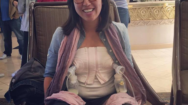 Мама в знак протеста сцедила молоко в лобби отеля