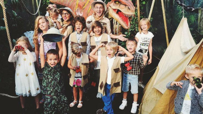 Алена Водонаева устроила звездную вечеринку с динозаврами на шестилетие сына