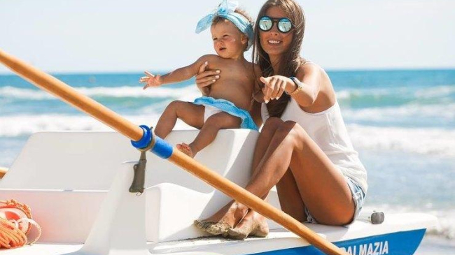 Кети Топурия показала подросшую дочь в новой летней фотосессии