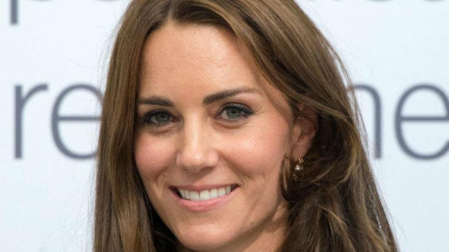 Британки пересаживают волосы с затылка, чтобы получить брови Кейт Миддлтон