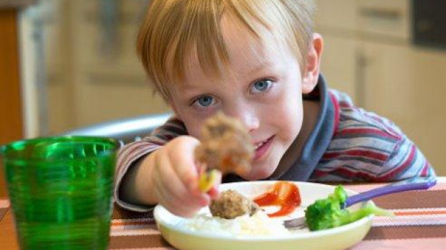 Copiii din sectoarele Buiucani și Ciocana ale capitalei vor avea carne de vită în meniu la grădiniță