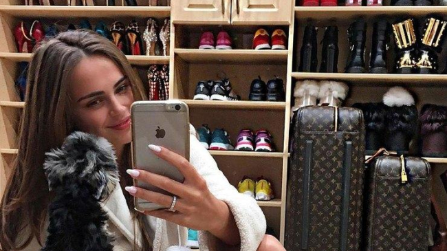 На лабутенах: жена египетского миллиардера Ксения Дели хвастается гардеробом