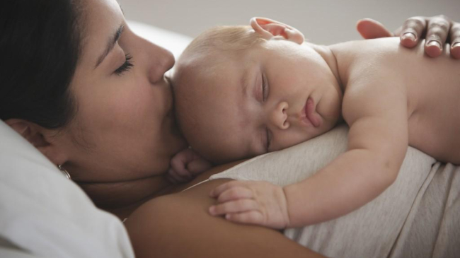 Alăptările de noapte. Moft sau necesitate?