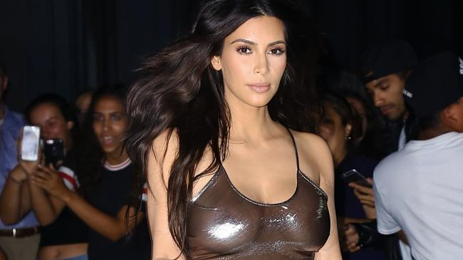 Kim Kardashian socheaza din nou. Fara lenjerie intima si imbracata in cea mai transparenta rochie de pana acum