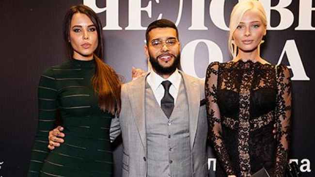 Și cu blonda, și cu bruneta. Rapperul rus Timati, apariție neașteptată la un eveniment monden