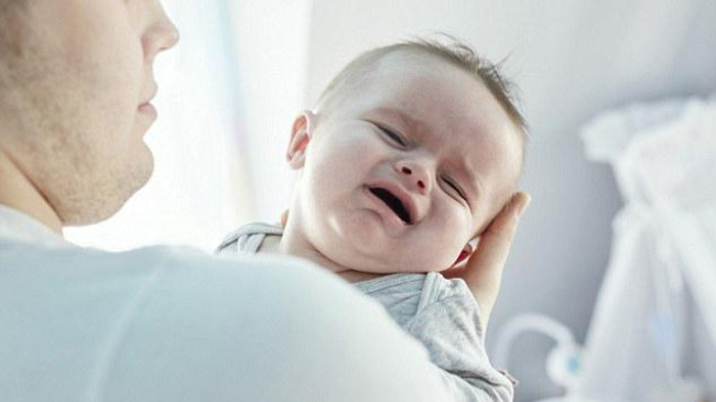 Ребенок плачет у папы на руках