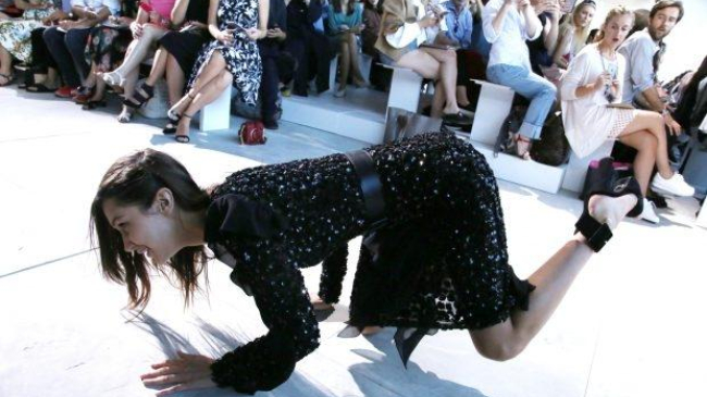 Moment stanjenitor pentru Bella Hadid. S-a impiedicat si a cazut, dar nimeni nu i-a sarit in ajutor