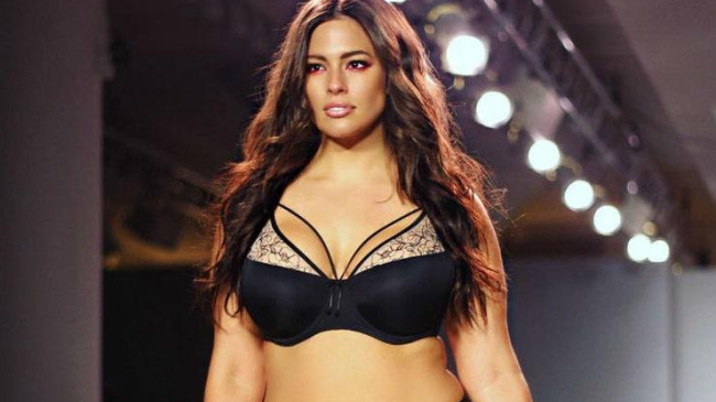 Модель Эшли Грэм встряхнула Нью-Йорк показом собственной коллекции белья