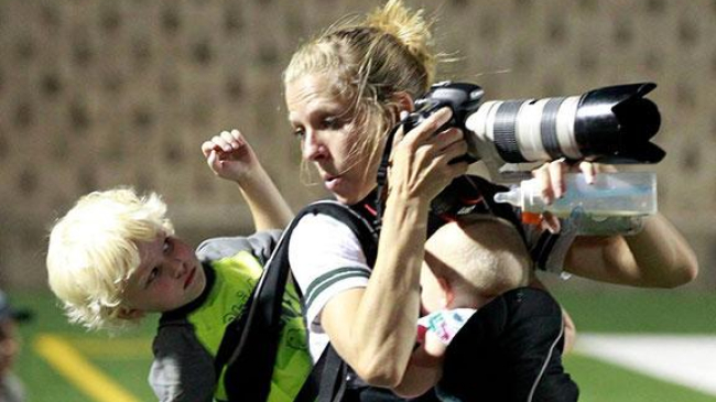 Многозадачная мама-фотограф стала звездой интернета