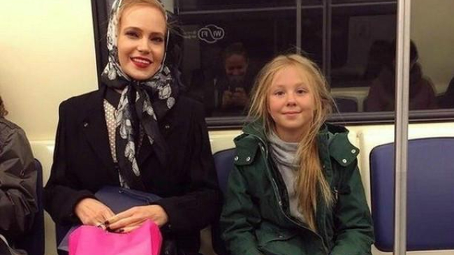 Девятилетнюю дочь Глюк’oZы, впервые спустившуюся в метро, приняли за бездомную