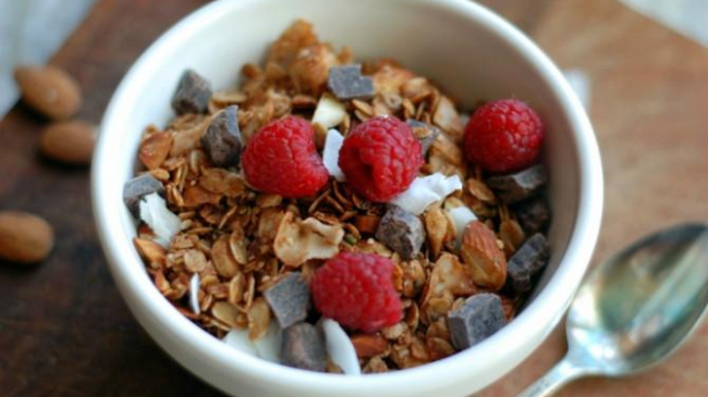 Granola cu ciocolată și fructe de pădure