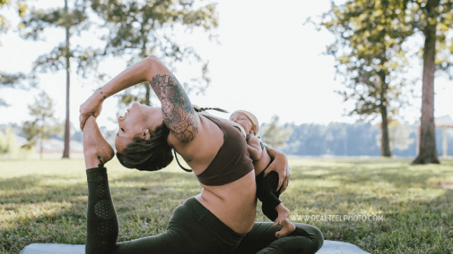 Мама кормит грудью во время занятий йогой