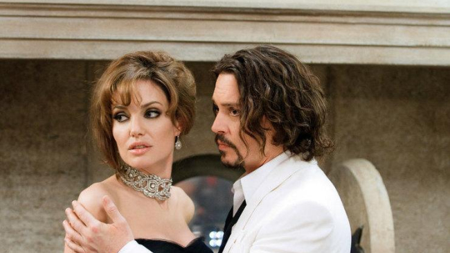 После объявления о разводе Анджелина Джоли сблизилась с Джонни Деппом