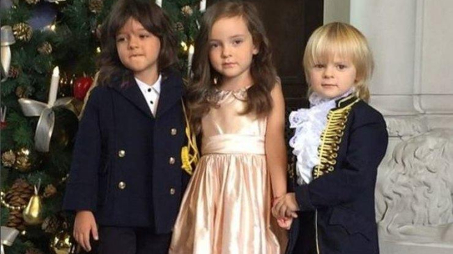 Дети Филиппа Киркорова и сын Яны Рудсковской на съемках новогодней фотосессии