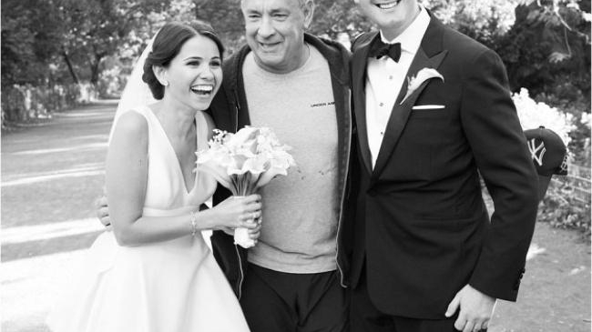 Том Хэнкс в спортивном костюме подшутил над молодоженами