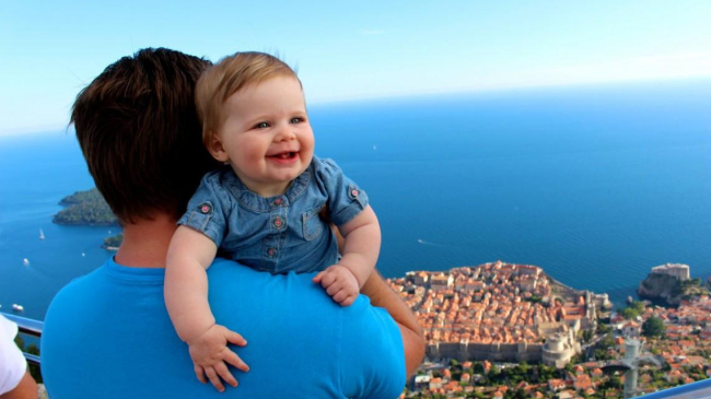 Are 11 luni, iar părinții i-au arătat 30 de țări de pe câteva continente ale lumii!