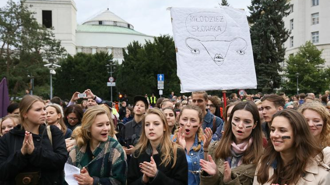 Тысячи женщин в Польше готовятся к забастовке против запрета абортов