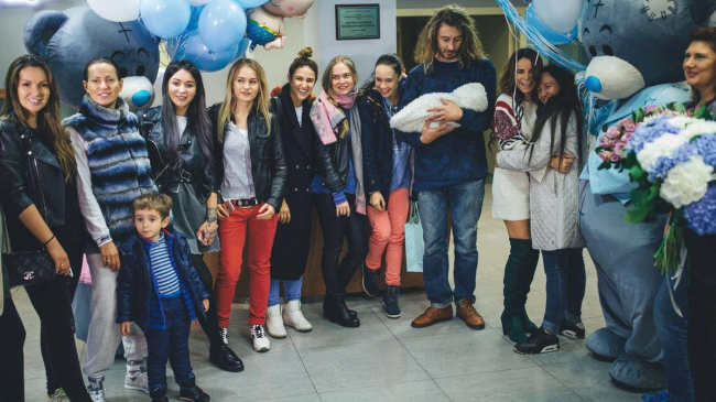 Айза Анохина феерично выписалась из роддома