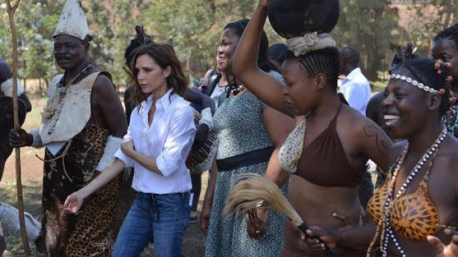 Victoria Beckham și-a luat fiul mai mare în Kenya pentru a-i arăta cum trăiesc copiii de acolo