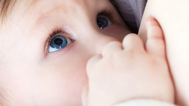 Врачи: прививать ребенка можно грудным молоком