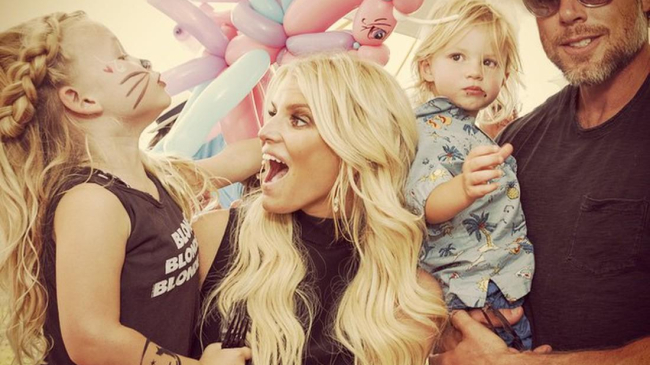 Западные СМИ: Джессика Симпсон готовится стать мамой в третий раз