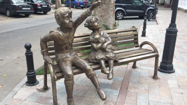 Sculptură mai puțin obișnuită, inaugurată în centrul Chișinăului