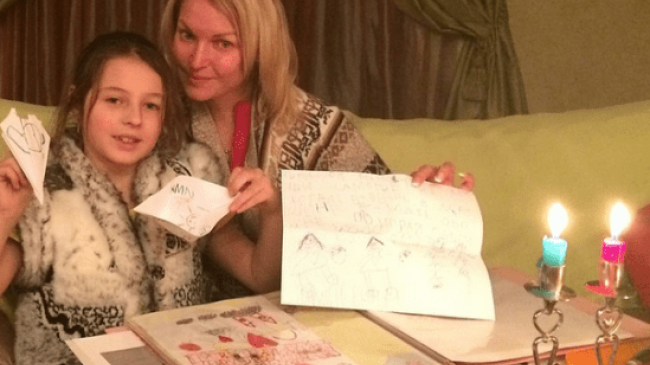 Блогеры осудили Анастасию Волочкову за откровенное фото дочери