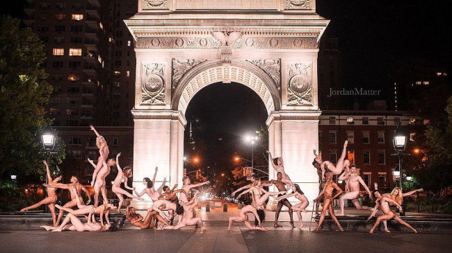 Сотни балерин по всему миру разделись для масштабной фотосессии