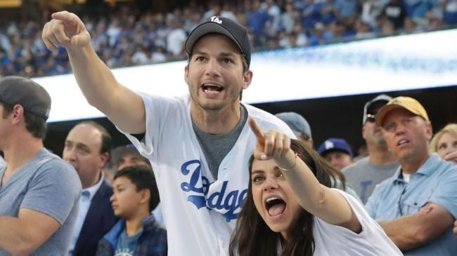 Mila Kunis si Ashton Kutcher, in ipostaze tandre unul fata de altul