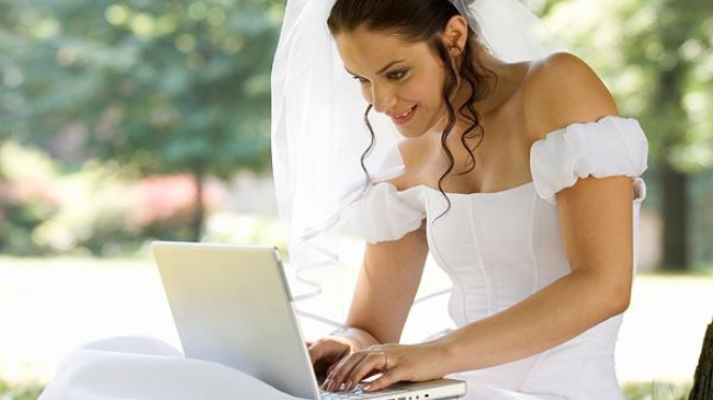 In timpul nuntii, mirele s-a uitat pe pagina de Facebook a miresei. Dupa cele vazute, a parasit-o imediat