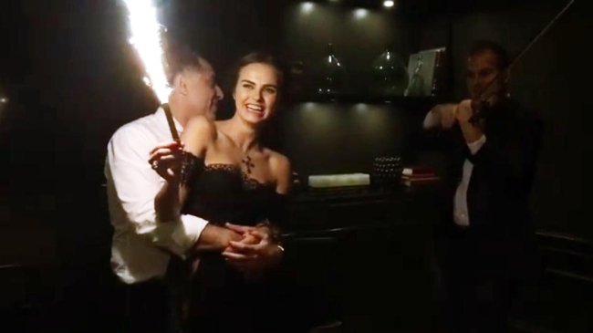 Sunet live de vioară, tort personalizat și look elegant! Xenia Deli și-a celebrat aniversarea la New York