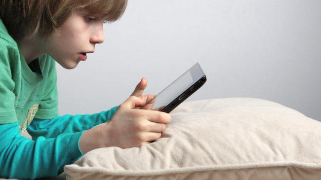 Studiu: Copiii care folosesc o tabletă înainte de a se culca au un somn neliniștit