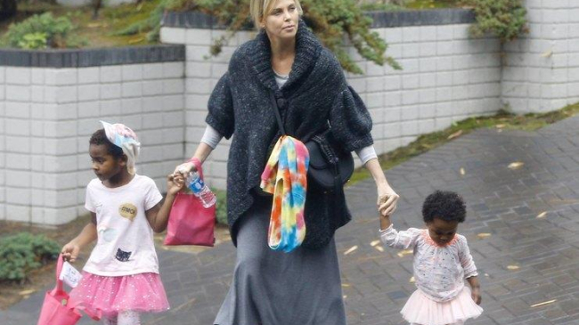 Хэллоуин или капризы? Шарлиз Терон нарядила четырехлетнего сына как девочку