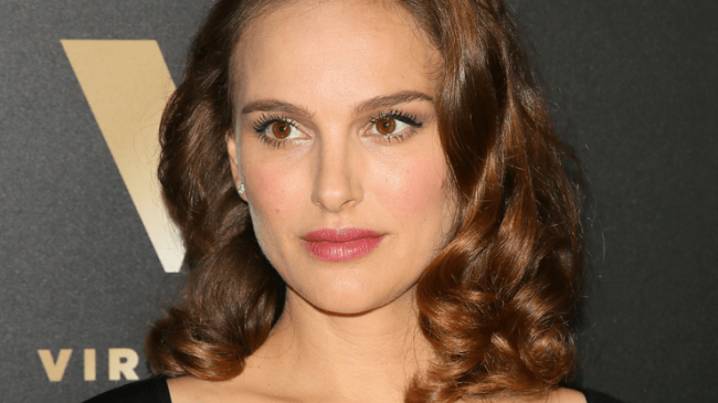 Беременная Натали Портман вышла в свет в обтягивающем платье и на каблуках