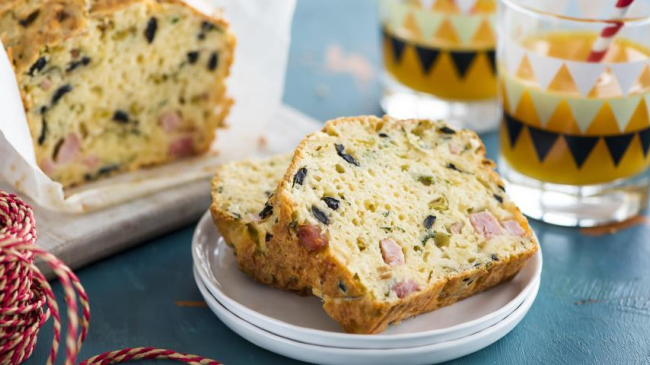 Chec cu măsline, cașcaval și șuncă