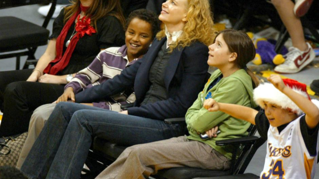 Николь Кидман поддержит своих приемных детей в поисках родных матерей