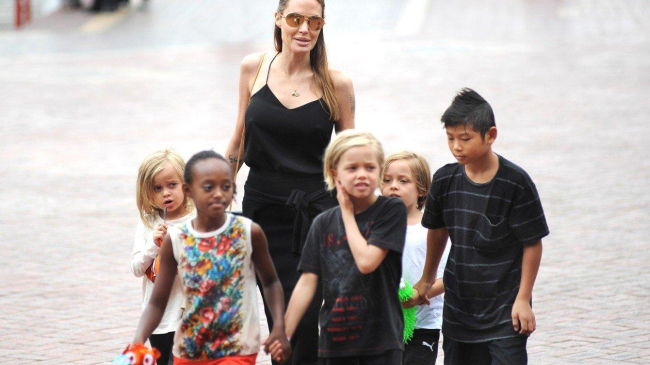 Дети Анджелины Джоли хотят избавиться от фамилии Питт