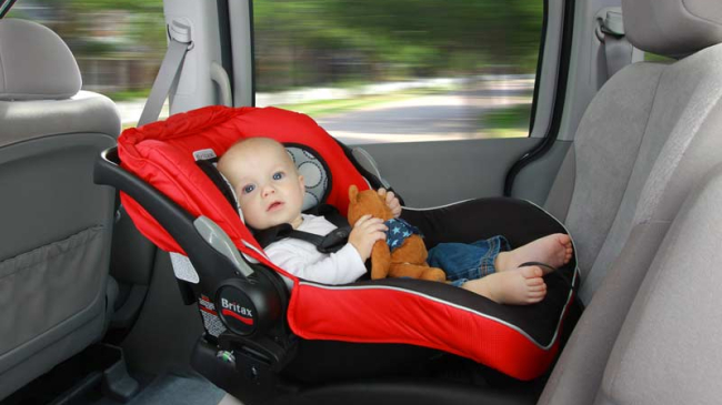 Младенцам опасно находиться в автокреслах дольше 30 минут