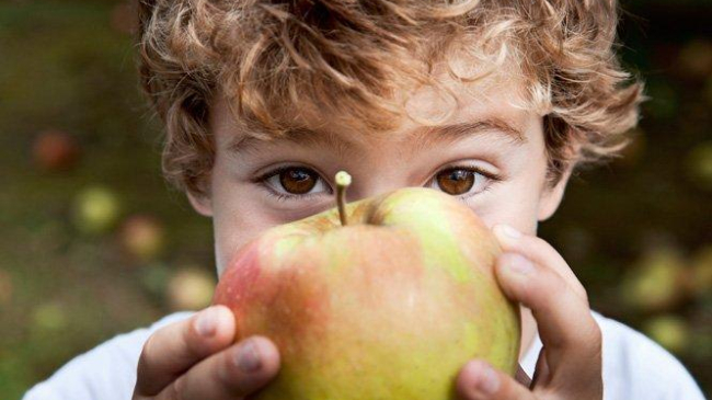 De ce copiilor nu le plac unele legume şi fructe? Cercetătorii italieni au aflat răspunsul