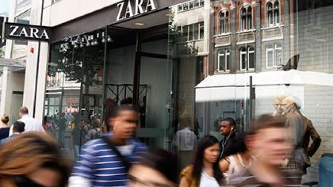 O tânără a descoperit un șoarece mort cusut într-o rochie Zara