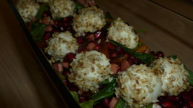 Salată cu curmale, mozzarella și rodii