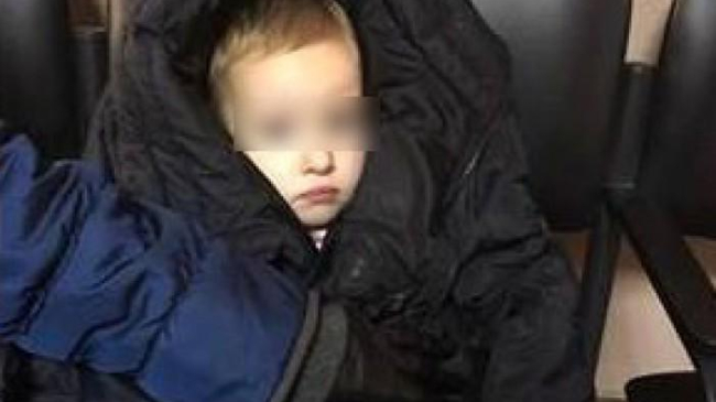 Găsită în maiou pe stadionul unui liceu din capitală. O fetiță de 3 ani, lăsată fără supraveghere, a părăsit grădinița