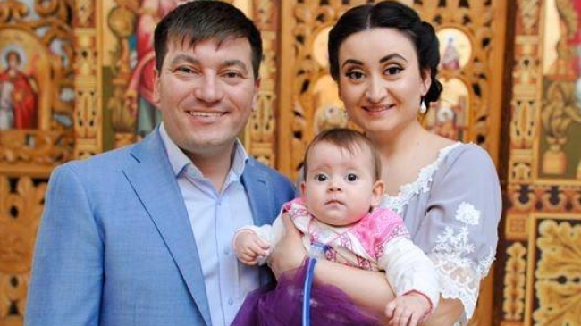 Corina si Costi Burlacu i-au facut cumetria fetitei lor