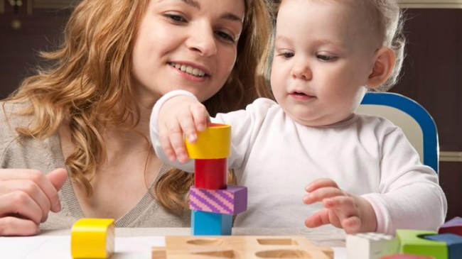 Дети работающих матерей развиваются быстрее, показало исследование