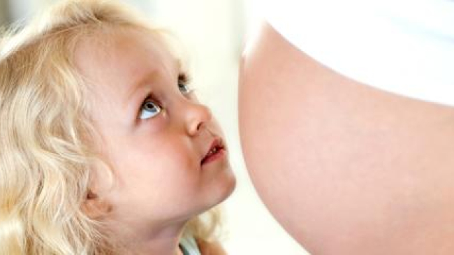 Ученые рассказали, почему ребенок толкается в утробе матери