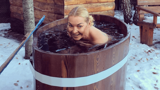 Обнаженную Анастасию Волочкову в купели сравнили с Бабой-Ягой в ступе