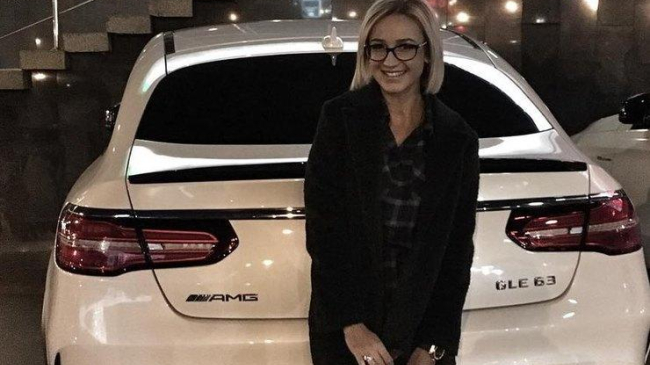 Ольга Бузова намекнула, что Дмитрий Тарасов забрал подаренный ей Mercedes