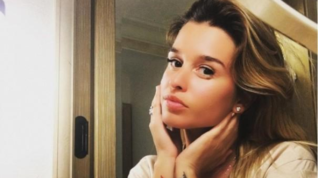 Ксения Бородина показала, как бабушка учит ее дочь играть в домино