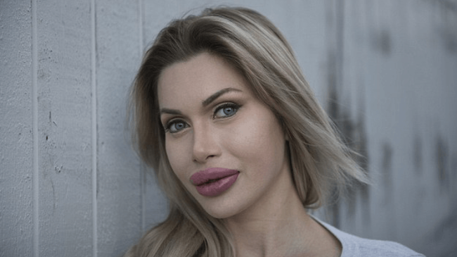 Модель, перенесшая более 100 операций, все еще несчастлива и недовольна собой